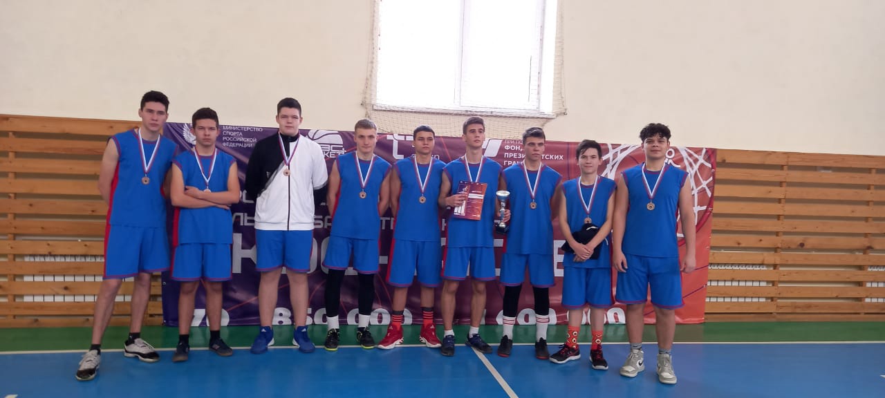 Школьная команда по баскетболу стала призером.